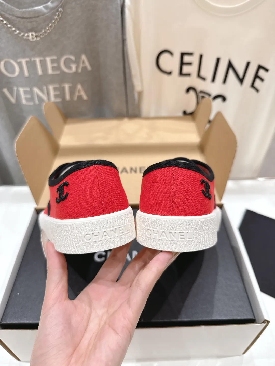 👟👟Ex-factory price 400👟👟 -Chanel* Xiaoxiang 2025ss latest casual shoes, currently super popular biscuit shoes. Internet celebrity Xiaohongshu is crazy about hot recommendations. The silly and cute style has a retro flavor! Special shape, very recognizable, slim and long legs, absolutely powerful, very comfortable to wear, good-looking, comfortable, and heightening. I must recommend it to everyone, the main feature of this year's series, minimalist style ✔Fabric: original customized canvas ✔Foot: water-dyed cowhide, comfortable foot feel ✔Outsole: molded high-elastic rubber platform outsole ✔Number: 35-39 (customized in 40)